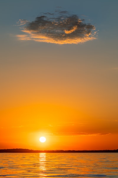 太阳落在地平线上